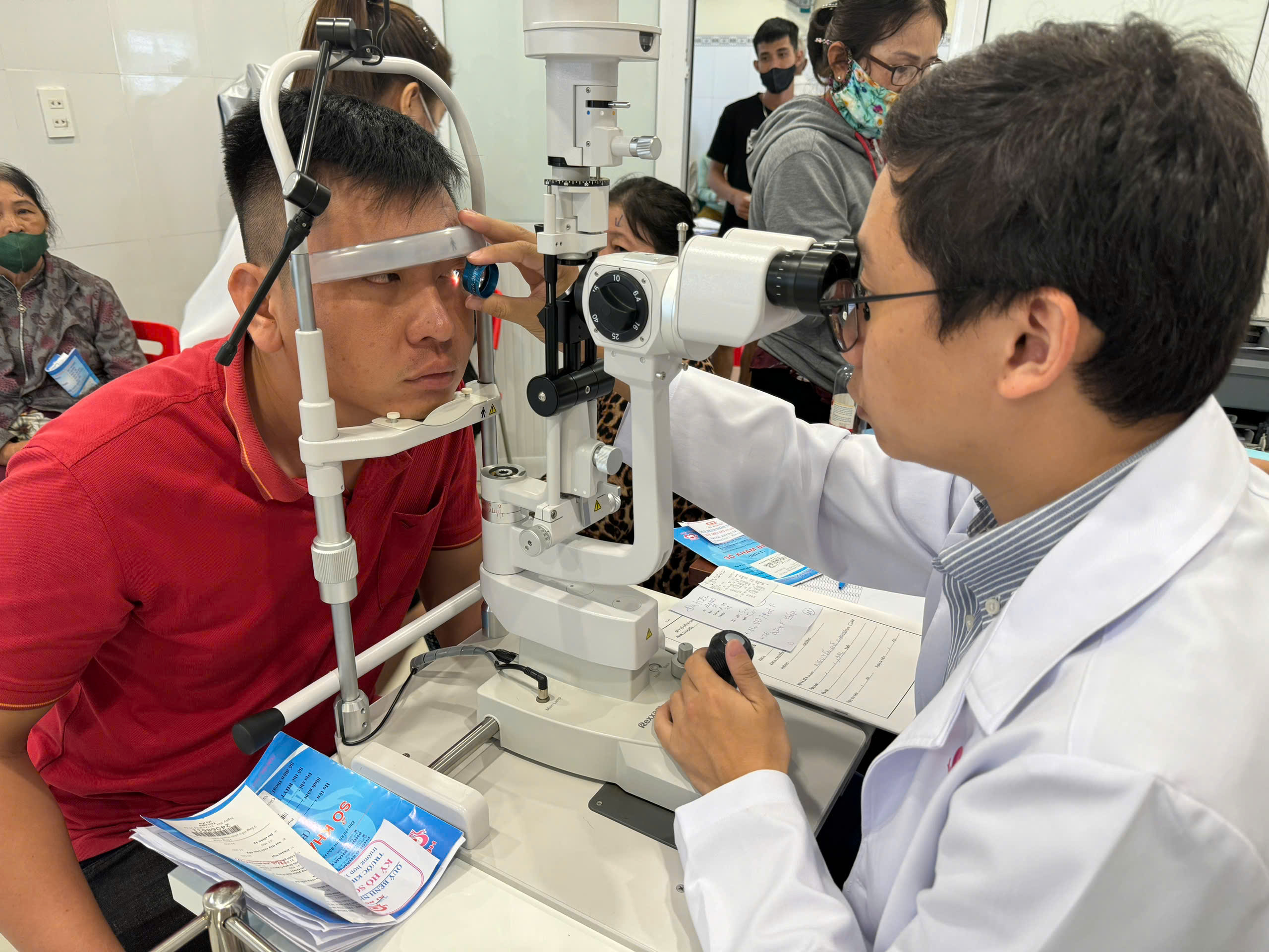 Cảnh báo nguy cơ Đục thủy tinh thể ở người trẻ do sử dụng thuốc có chứa Corticoid dài ngày